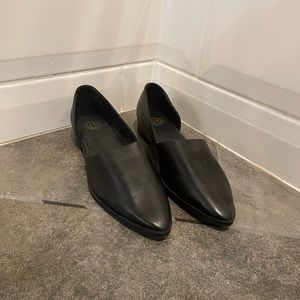 Very cute black flats, never worn!
